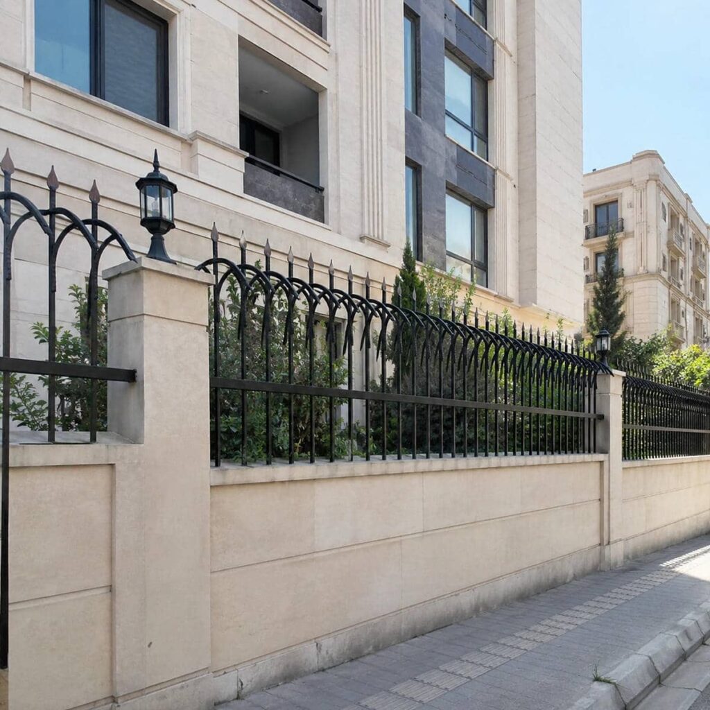 سفارش حفاظ روی دیوار باغ محوطه با بررسی محل نصب