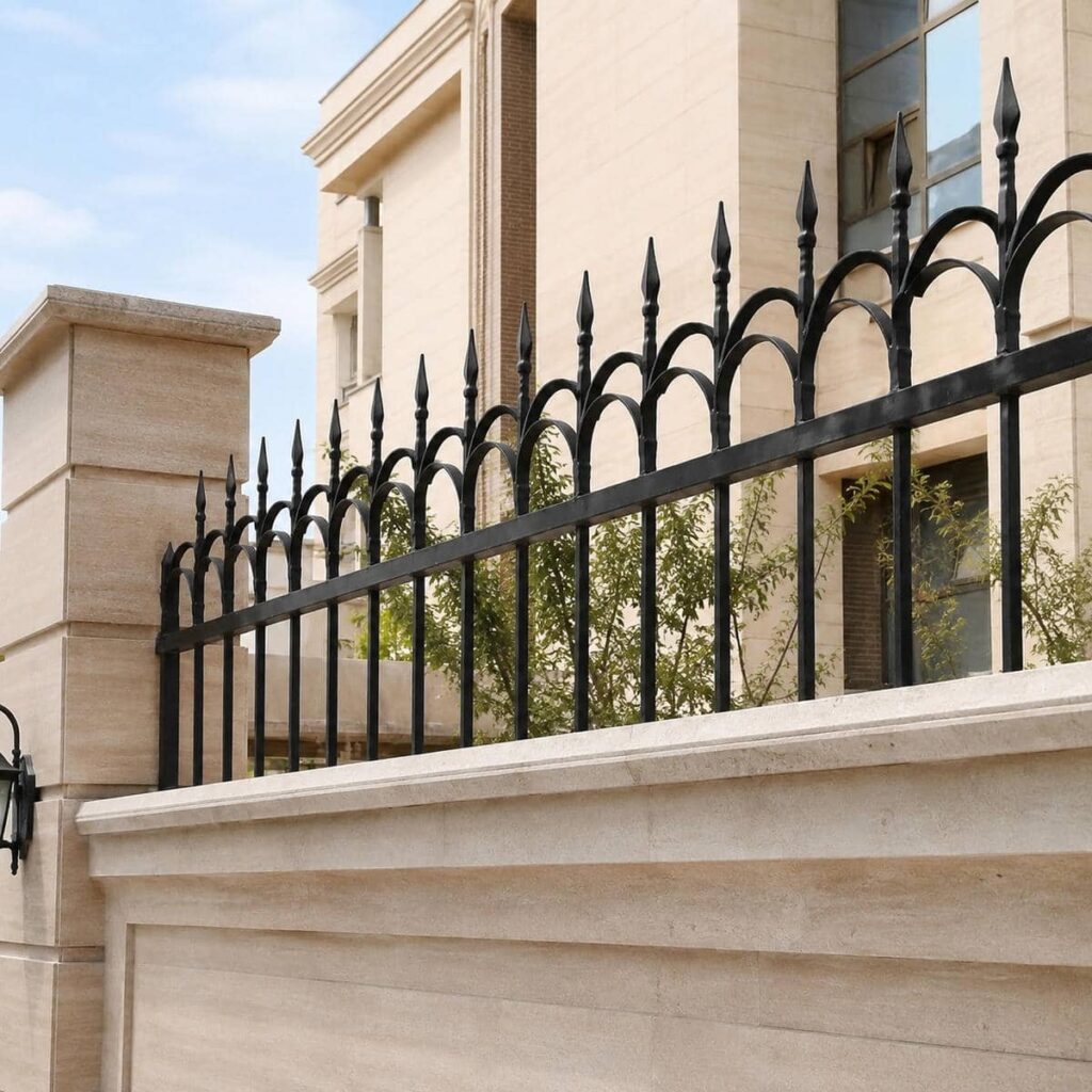 حفاظ روی دیوار حیاط مسکونی برای سفارش مطمئن