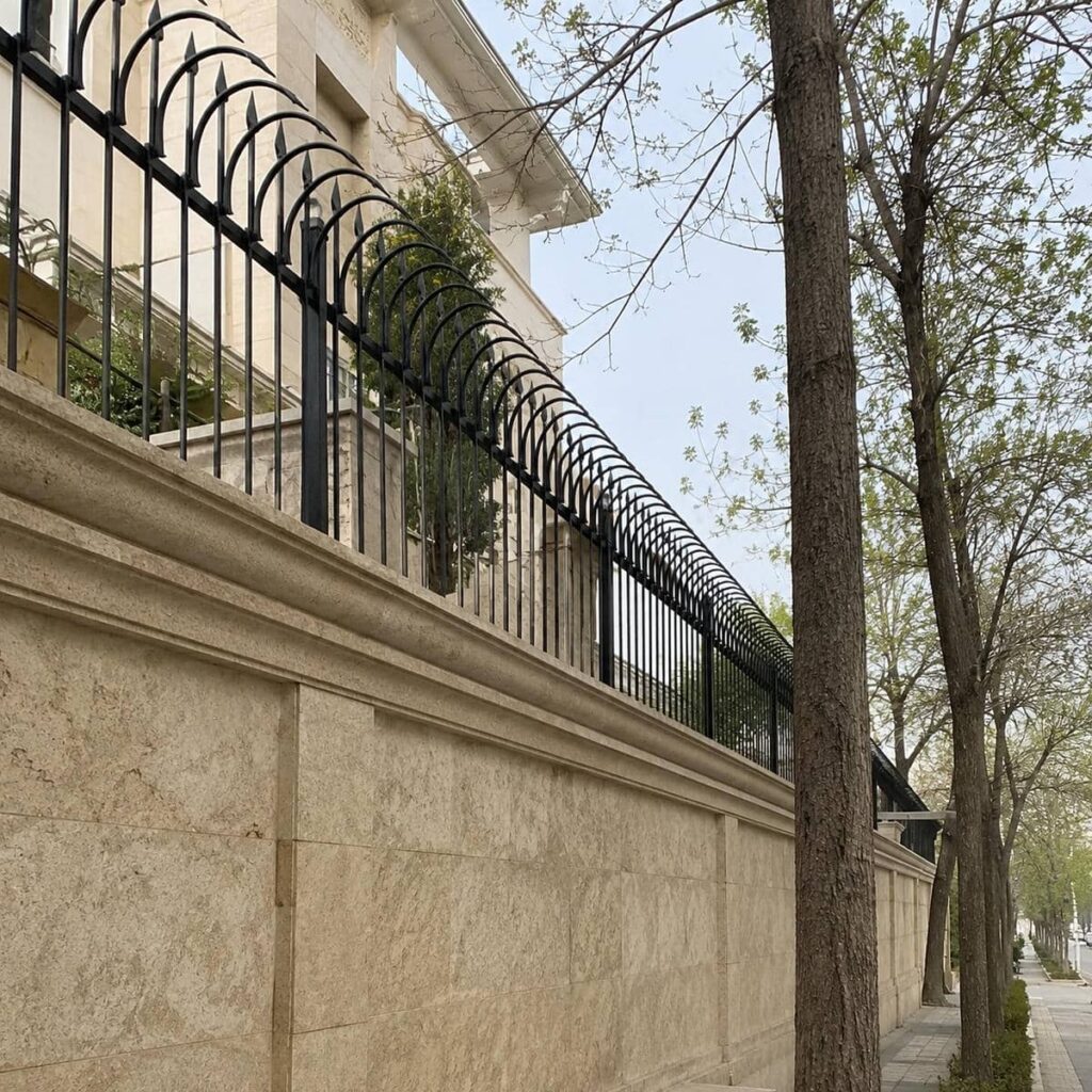 اجرای حفاظ دیوار مدرن خطی با خطوط منظم
