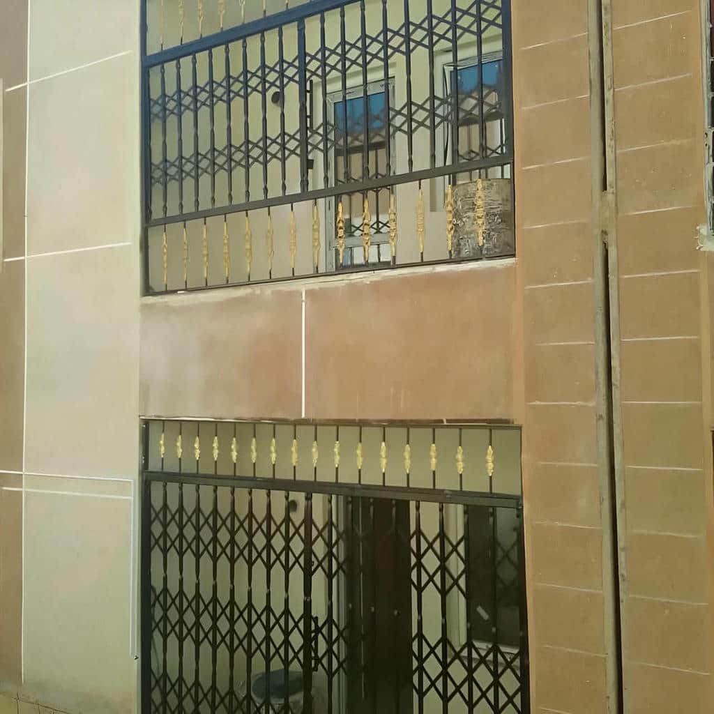 اجرای حفاظ پنجره متحرک کشویی روی پنجره ساختمان