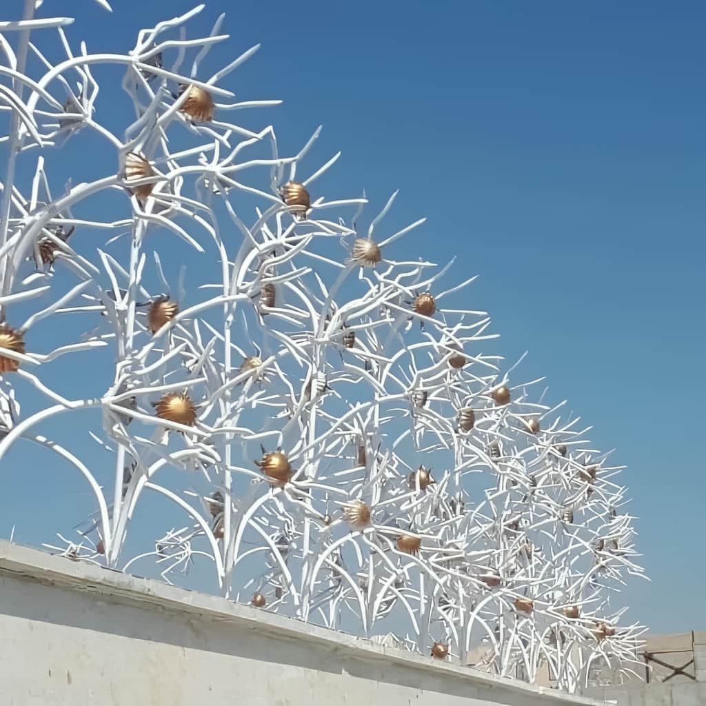 حفاظ گل آفتابگردان روی دیوار ساختمان