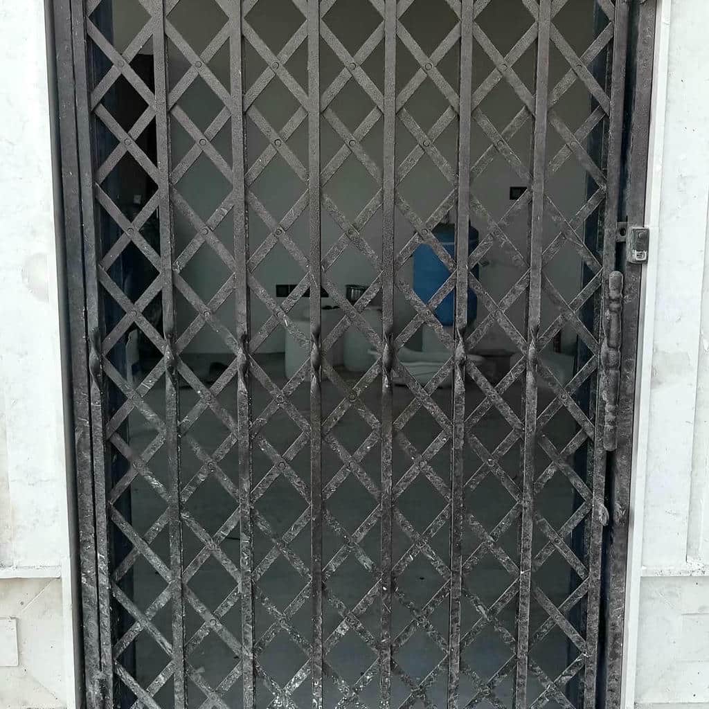 حفاظ درب ورودی هماهنگ با نمای ساختمان