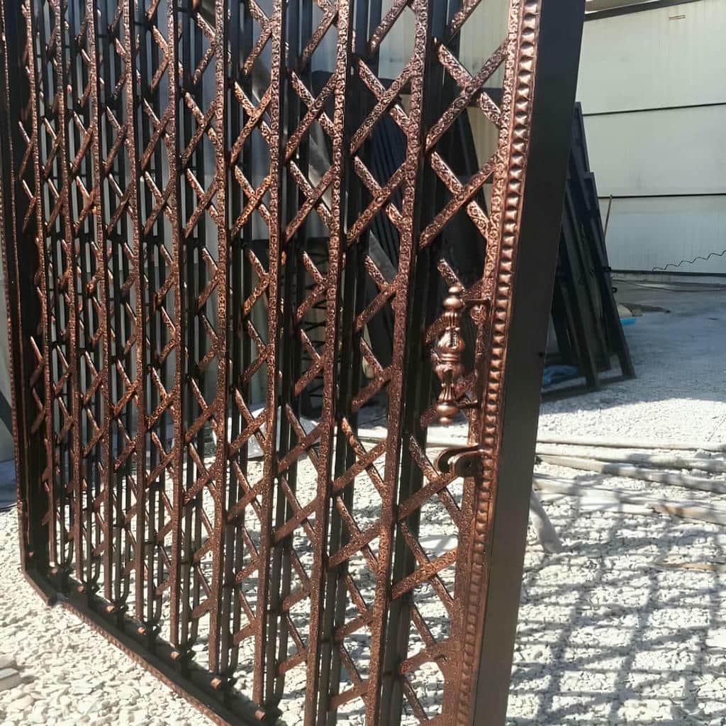 حفاظ درب ورودی با متریال مقاوم