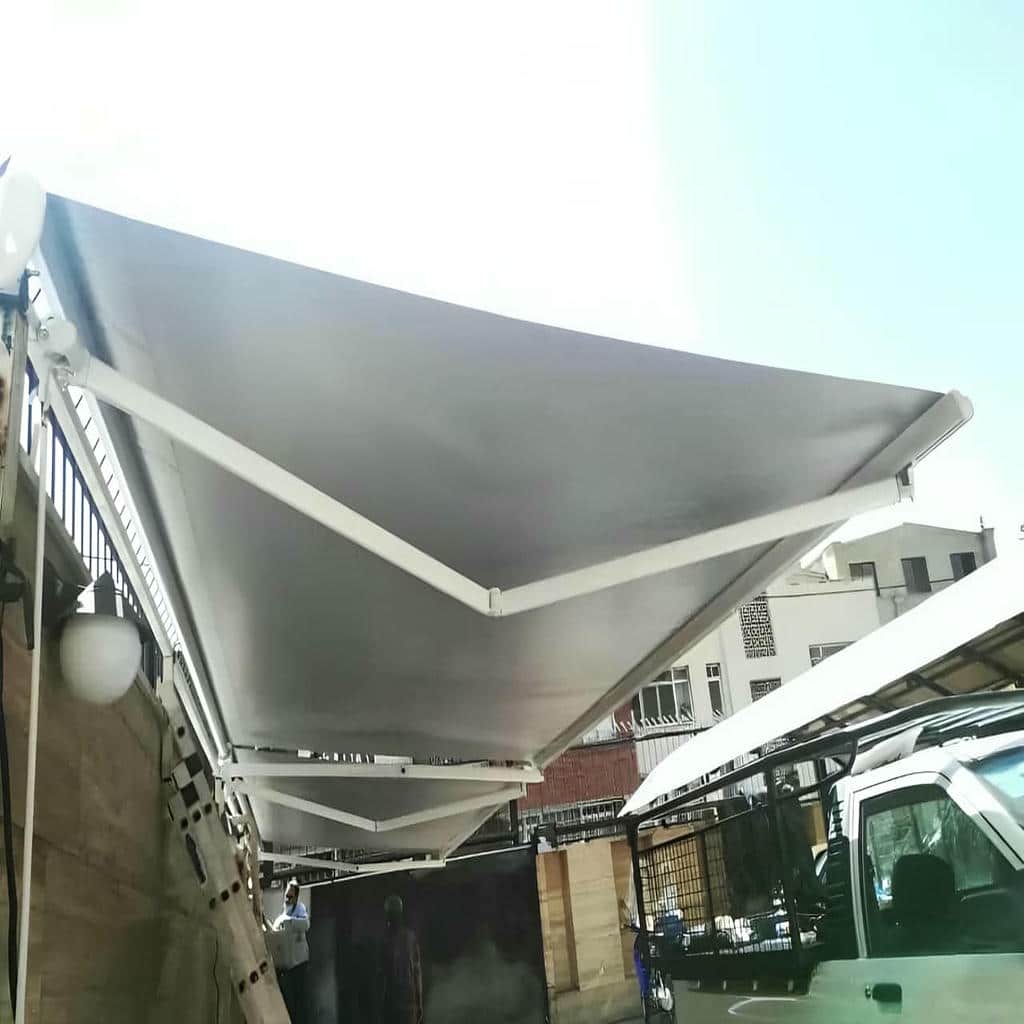 سایبان دوطرفه با پوشش متحرک