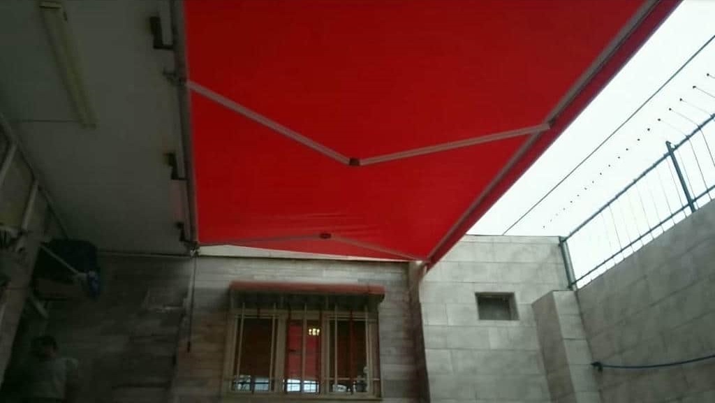 سایبان بالکن بازویی در نمای ساختمان قدیمی