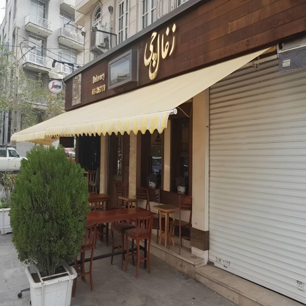 سایبان تاشو برقی در ورودی مجتمع