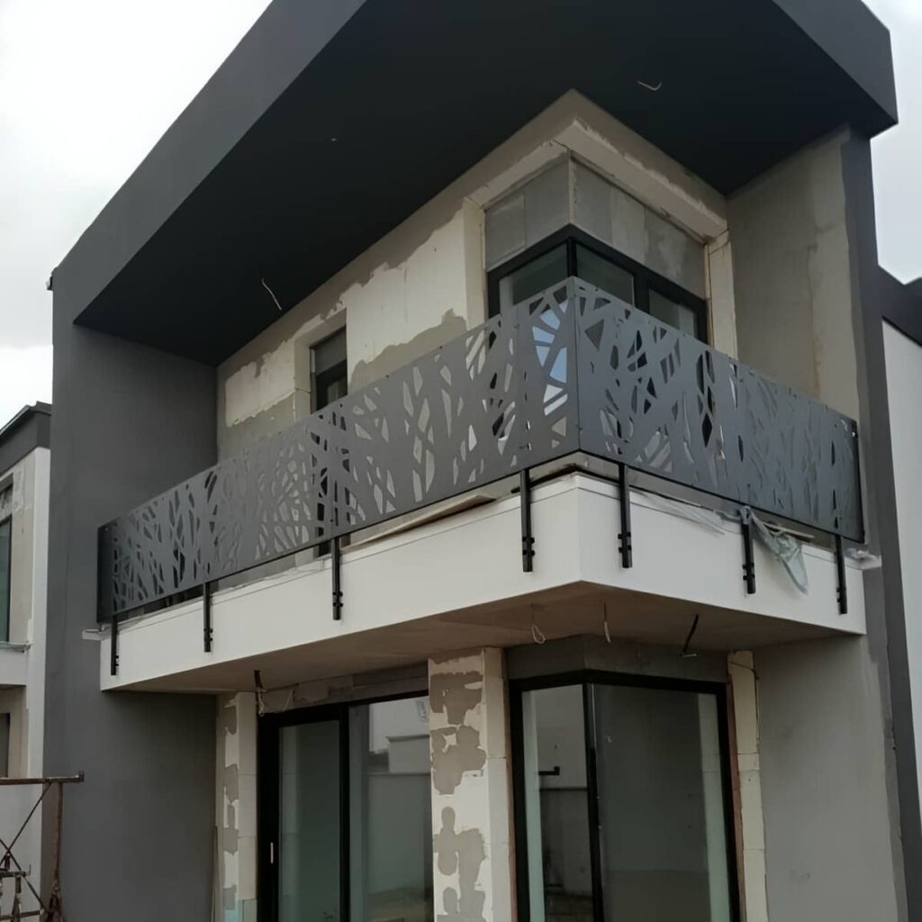 نرده کلاسیک بالکن با طراحی اصیل