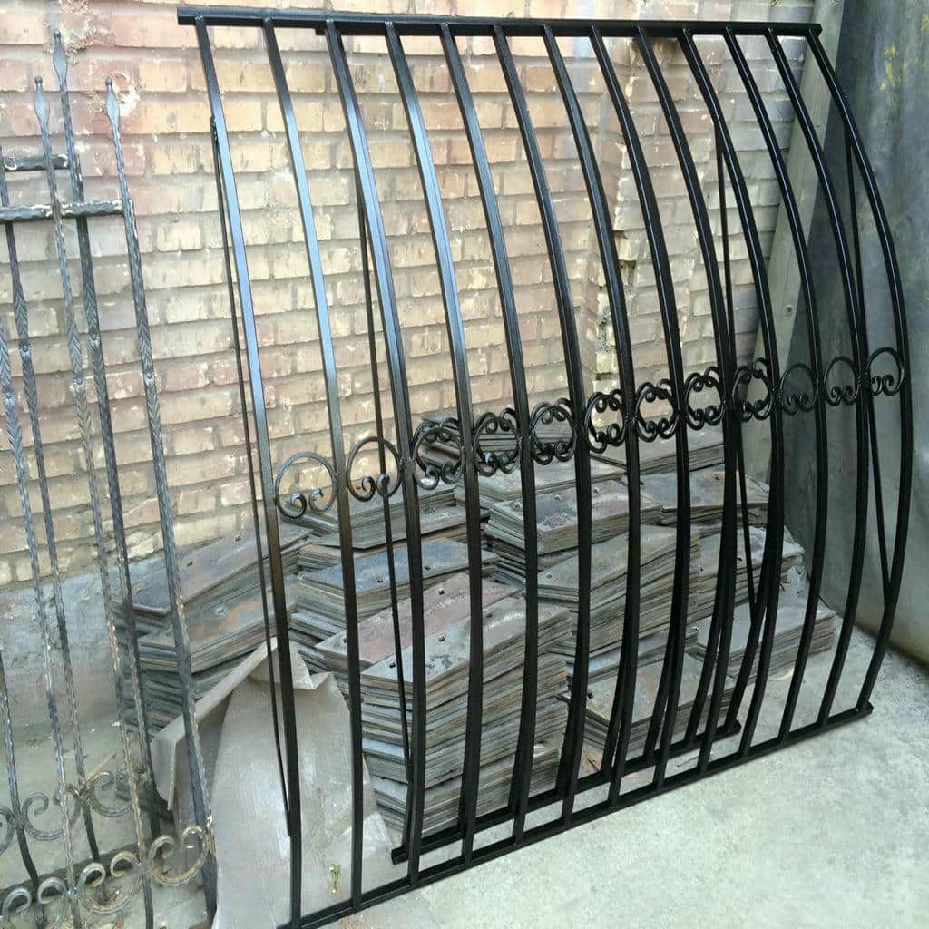 نرده پنجره فرفورژه با طراحی کلاسیک باغی