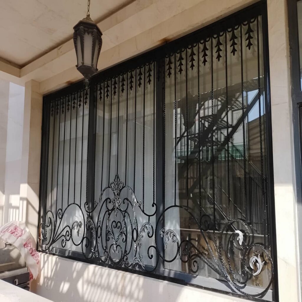 حفاظ پنجره طبقه همکف با رنگ سفید