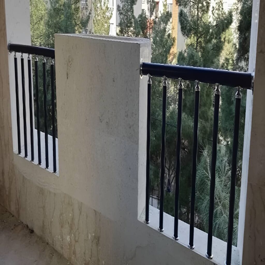 حفاظ بالکن فلزی با طراحی ساده