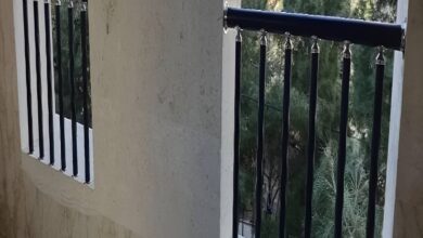نرده چوبی راه پله با چوب طبیعی روشن