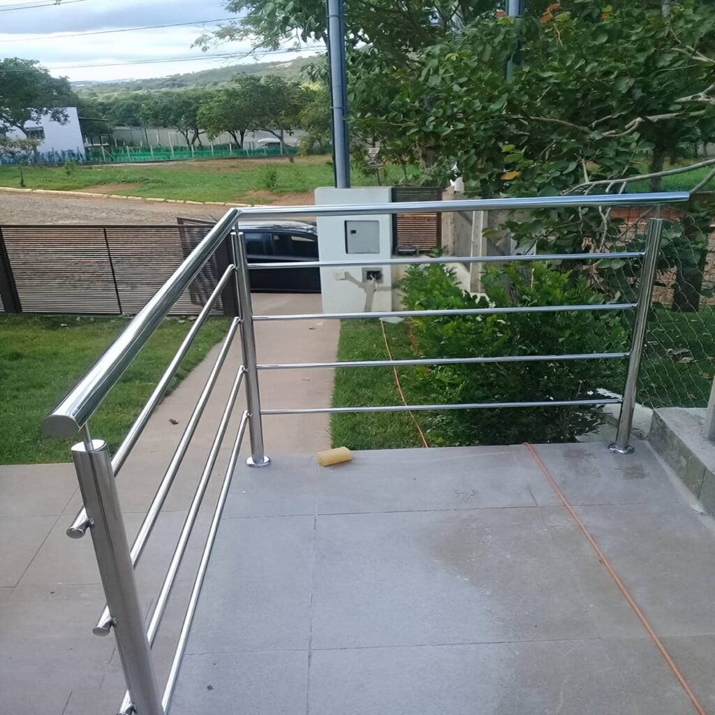 نرده تراس فلزی ساختمان مسکونی با طراحی مدرن