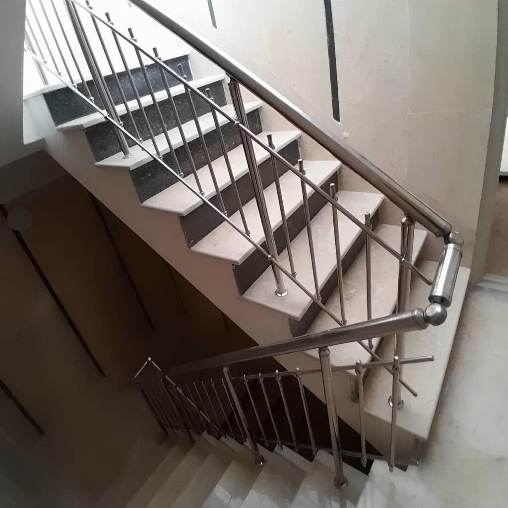 نرده استیل بالکن با سطح براق نرده استیل بالکن با سطح براق