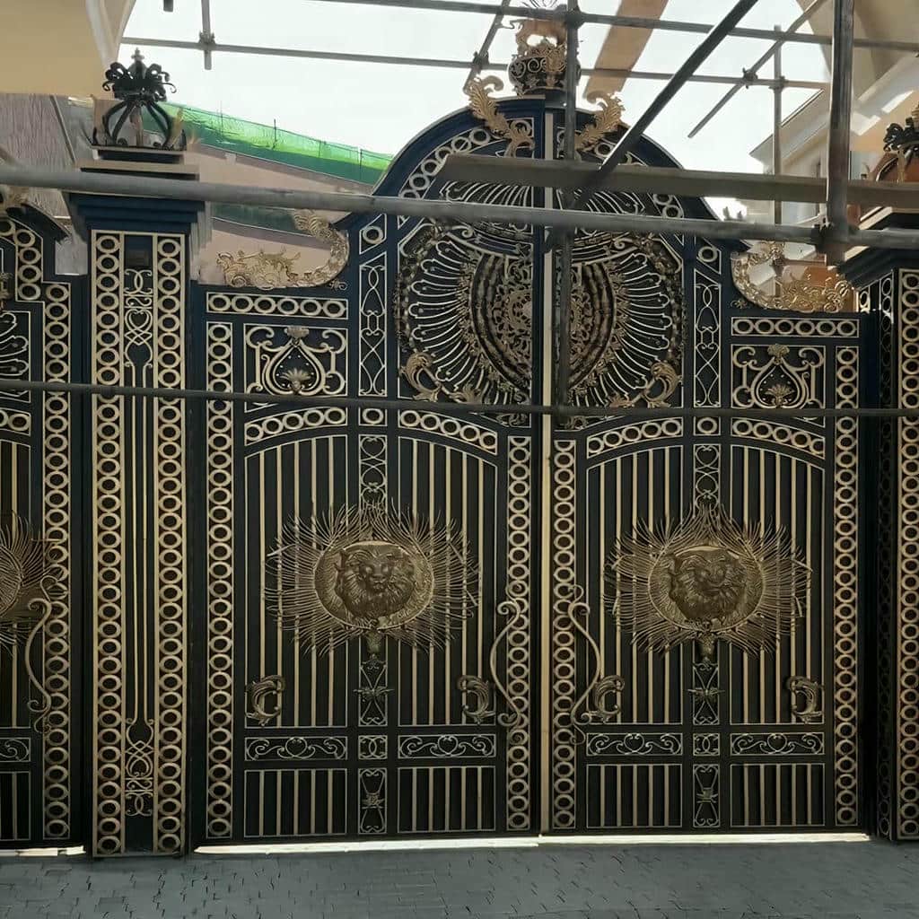 درب ویلایی فلزی با طراحی ساده