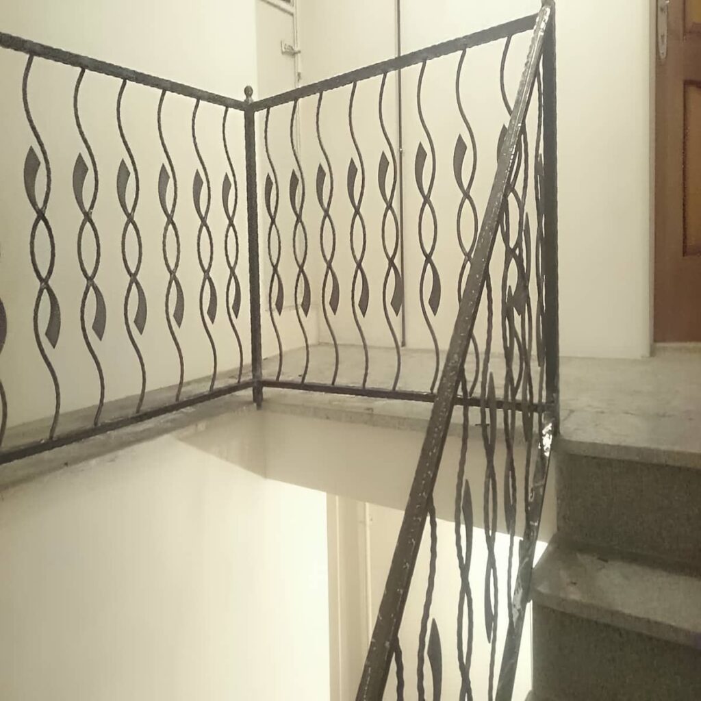 نرده فرفورژه بالکن با طراحی کلاسیک