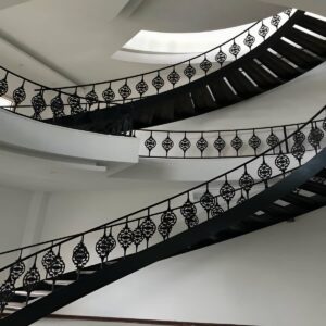 نرده بالکن آپارتمان فرفورژه با طراحی کلاسیک