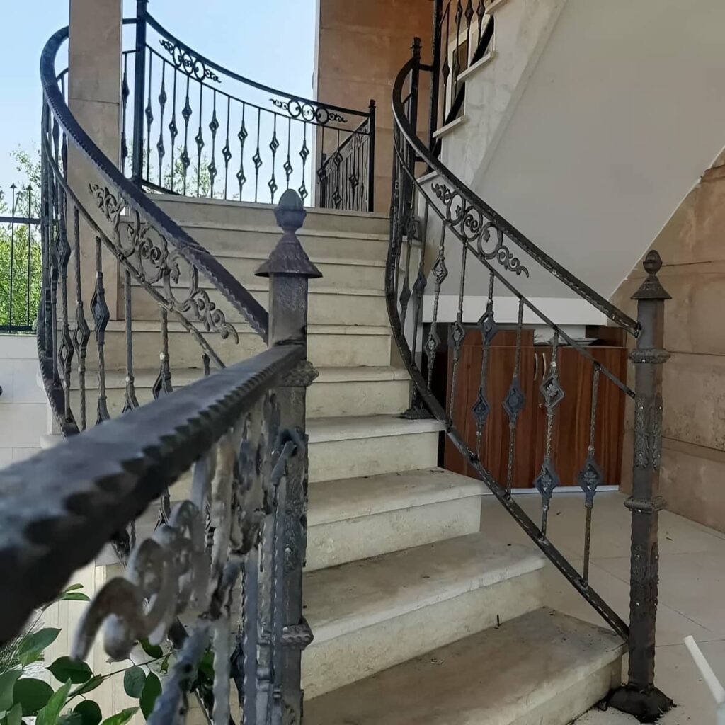 نرده فرفورژه راه پله با جزئیات تزئینی