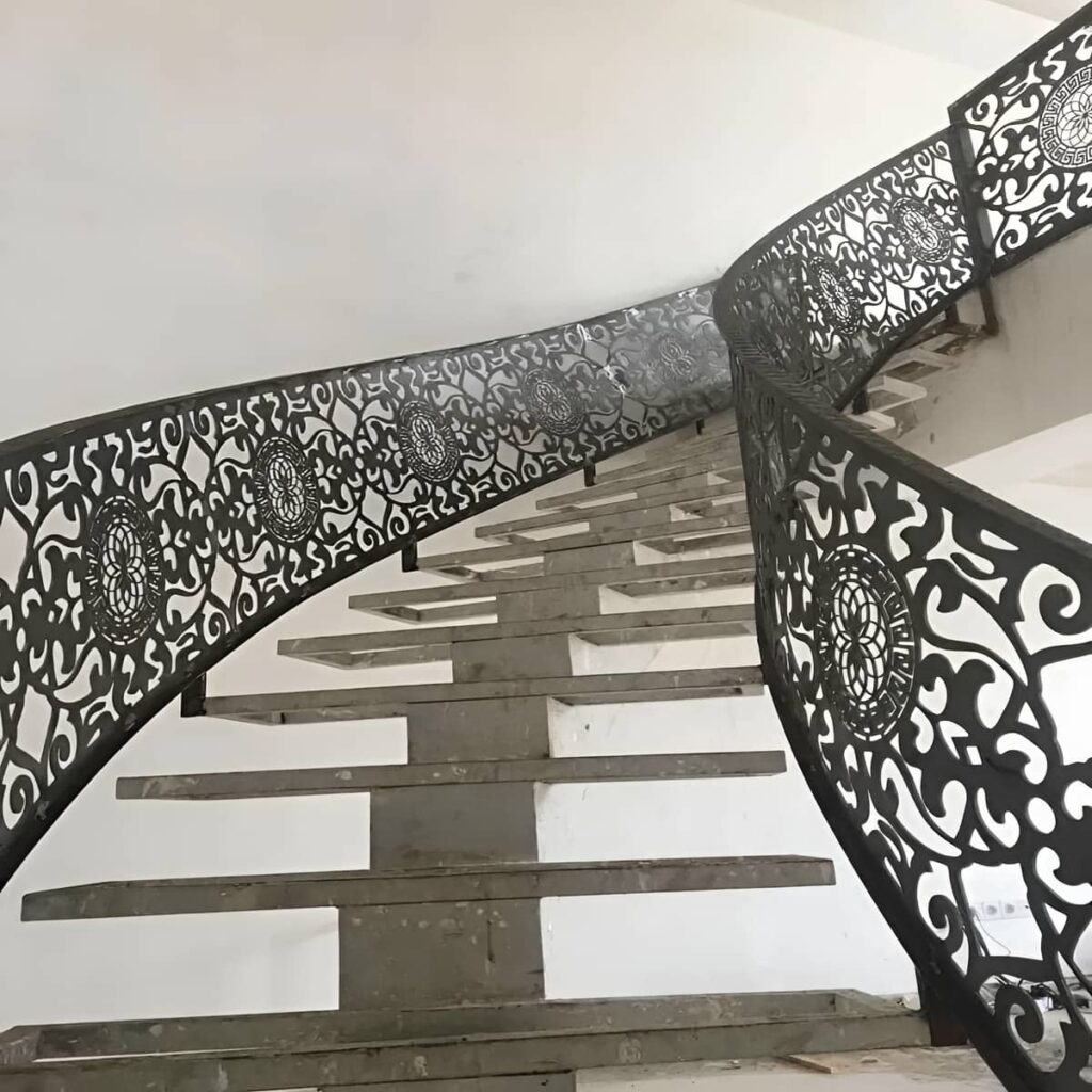 نرده فرفورژه راه پله داخل ساختمان مدرن