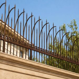 حفاظ سرنیزه ای فلزی برای دیوار ساختمان مسکونی