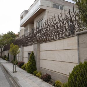 حفاظ دیوار شاخ گوزنی فلزی اجرا شده در نمای ساختمان