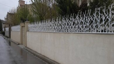 نرده آهنی روی دیوار باریک فلزی