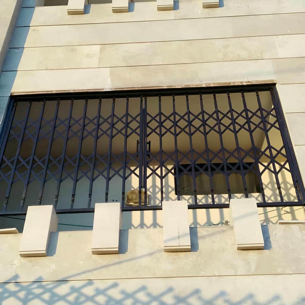 حفاظ پنجره متحرک فلزی با طراحی کاربردی