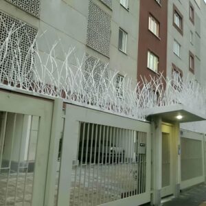 حفاظ نیزار فلزی روی دیوار ساختمان