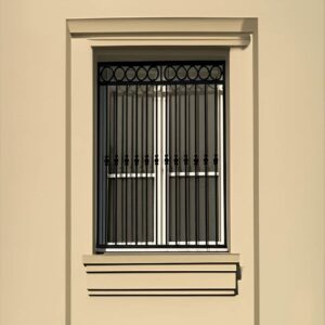 حفاظ پنجره کلاسیک فرفورژه با طرح سنتی