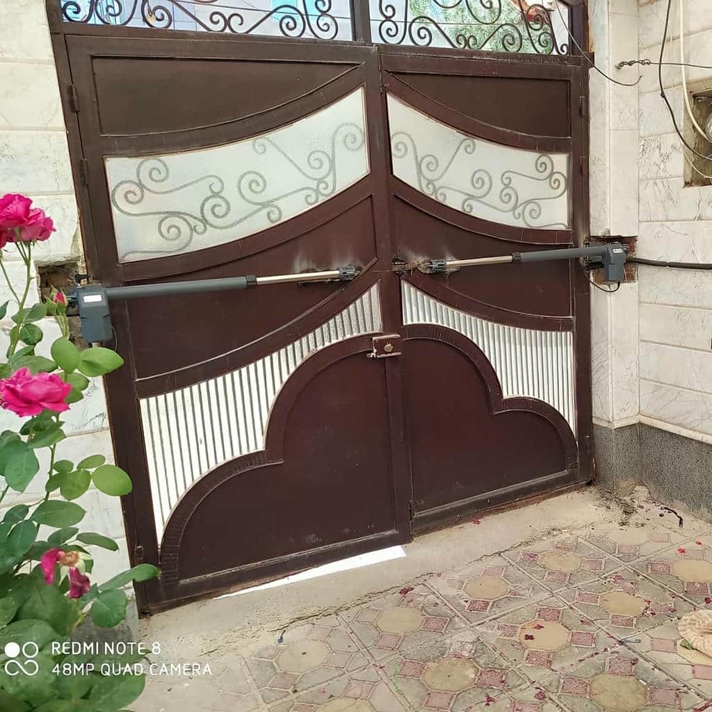 بازوی نقره ای جک پارکینگی روی درب مسکونی