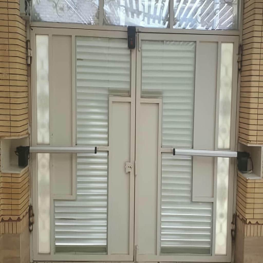جک درب پارکینگ با بدنه فلزی خاکستری جک درب پارکینگ با بدنه فلزی خاکستری