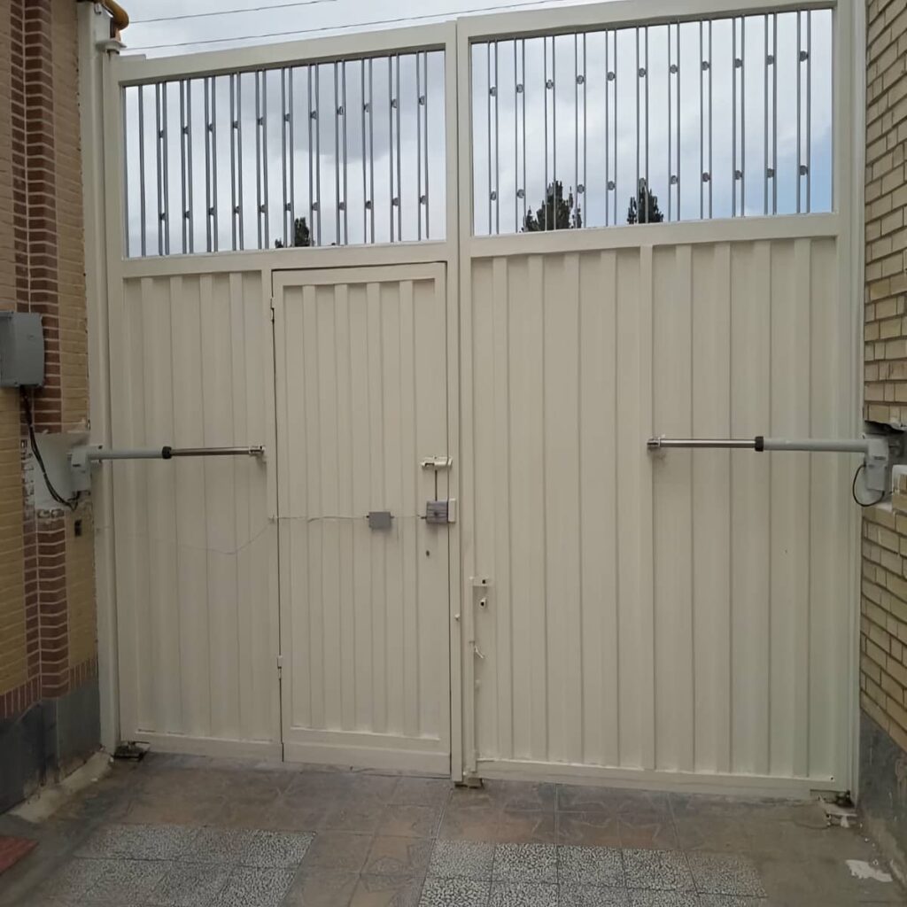 جک درب پارکینگ روی ورودی مسکونی زاهدان