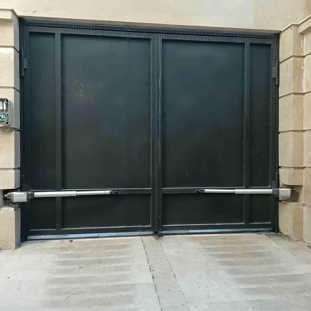 جک درب پارکینگ مشکی روی ورودی استان چهارمحال و بختیاری