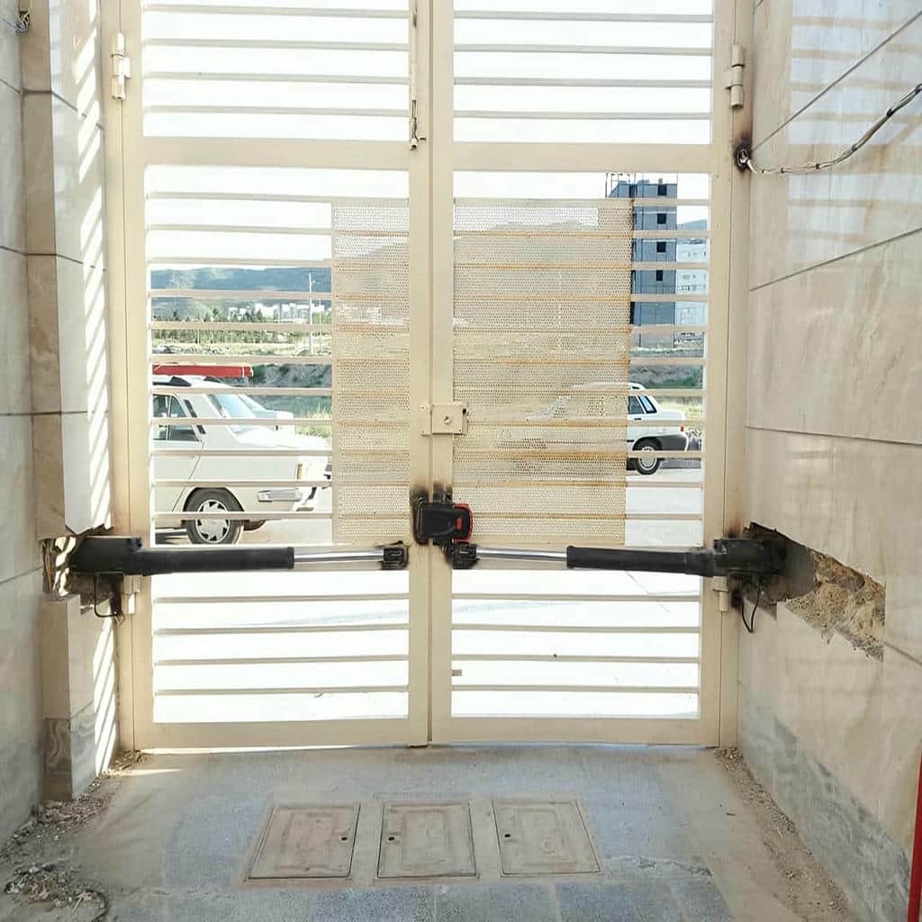 جک درب پارکینگ نصب شده روی درب آهنی شهرکرد