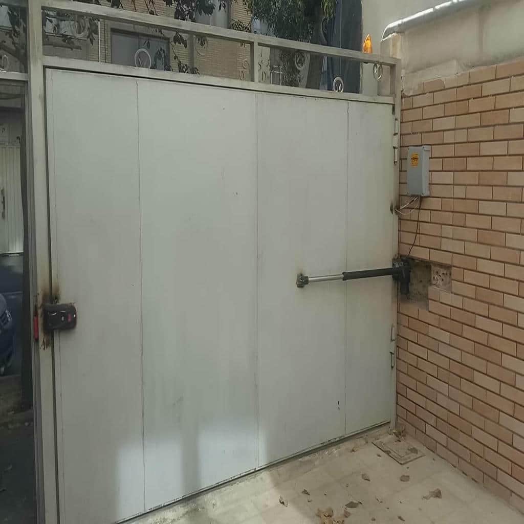 جک درب پارکینگ کنار درب دو لنگه فلزی
