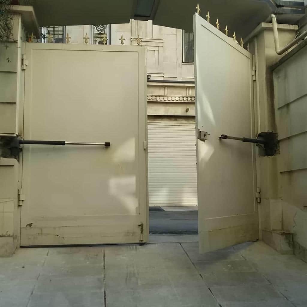جک درب پارکینگ کنار درب فلزی دو لنگه