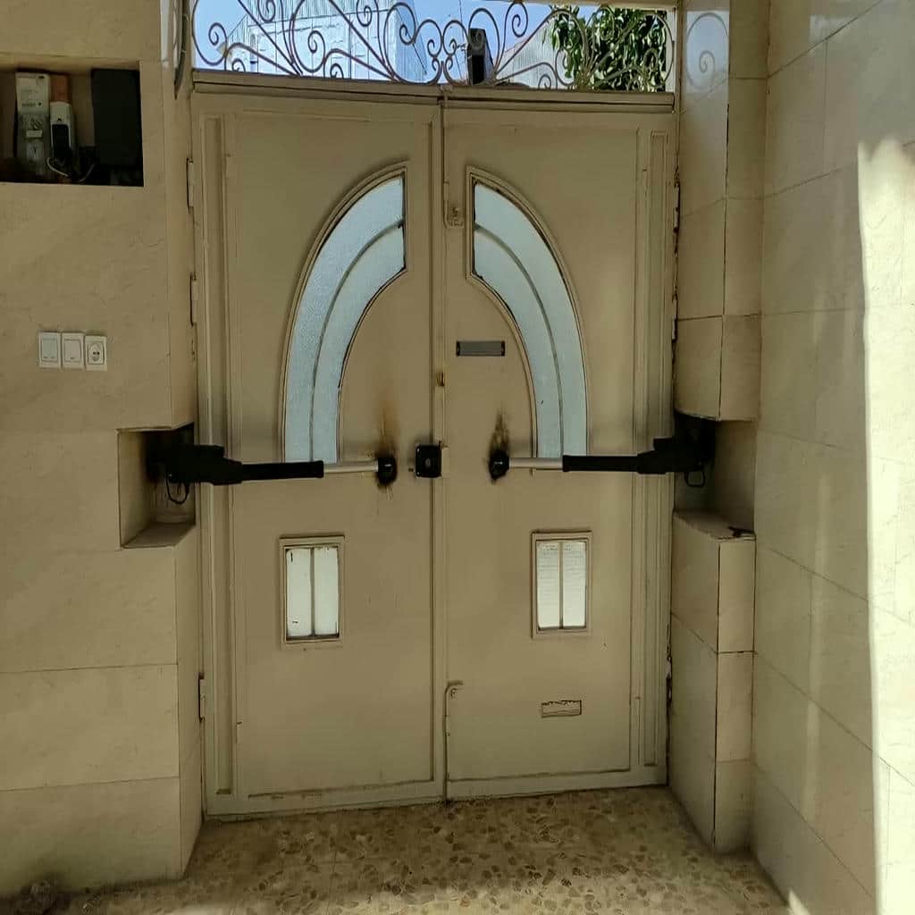 جک پارکینگی مشکی روی ورودی مسکونی استان زنجان جک پارکینگی مشکی روی ورودی مسکونی استان زنجان