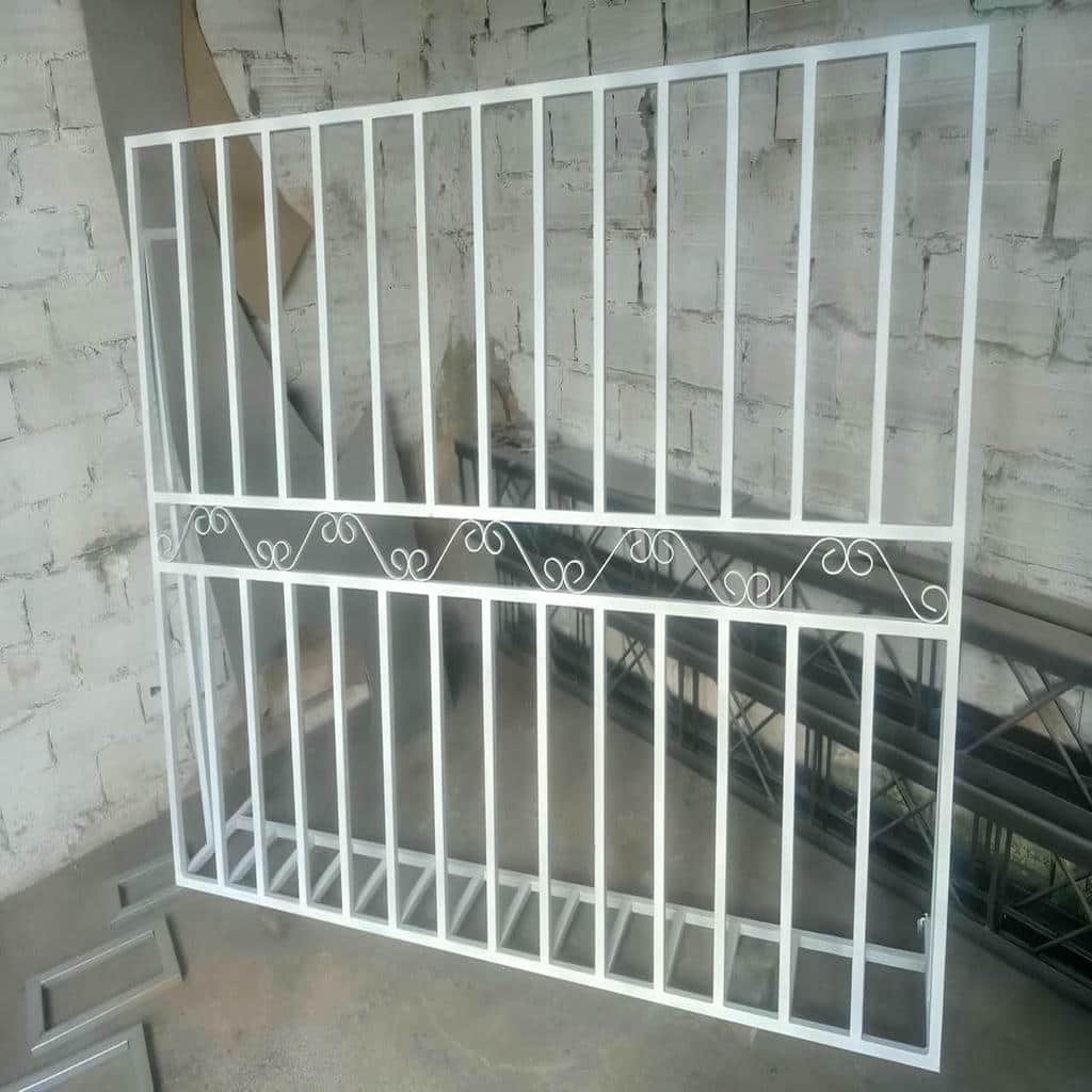 حفاظ پنجره آهنی مشکی در استان کرمان