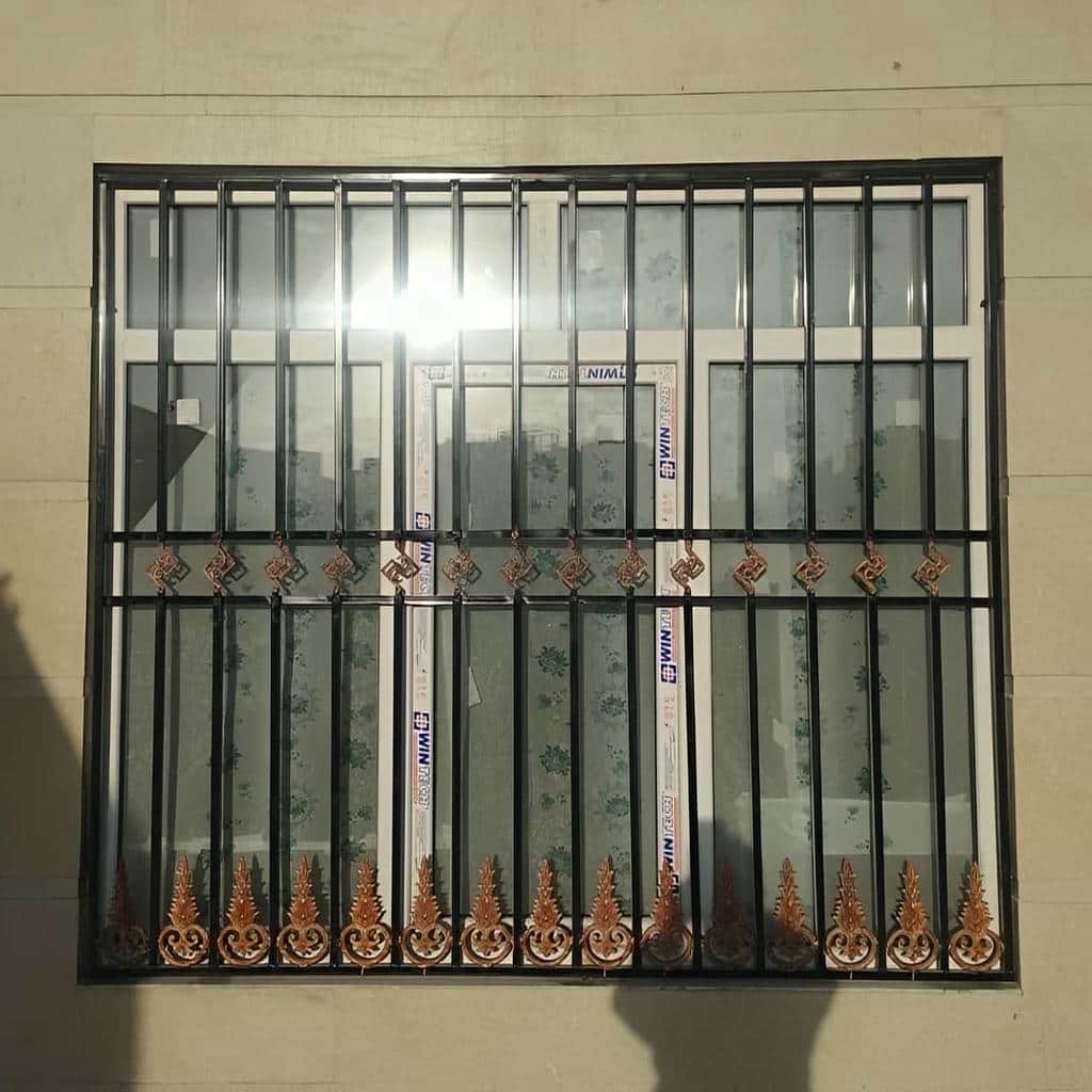 حفاظ پنجره مشکی روی نمای سنگی بجنورد