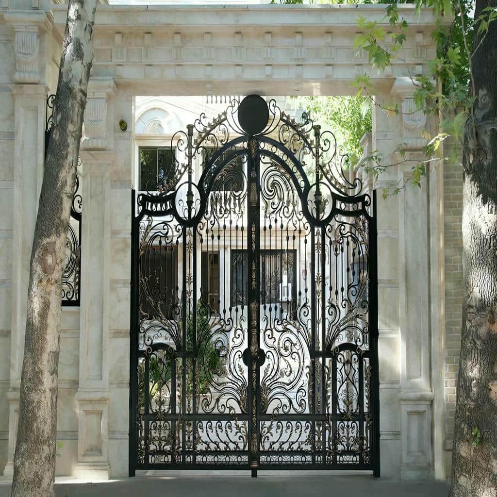 درب حیاط دو لنگه سفید در استان سمنان درب حیاط دو لنگه سفید در استان سمنان