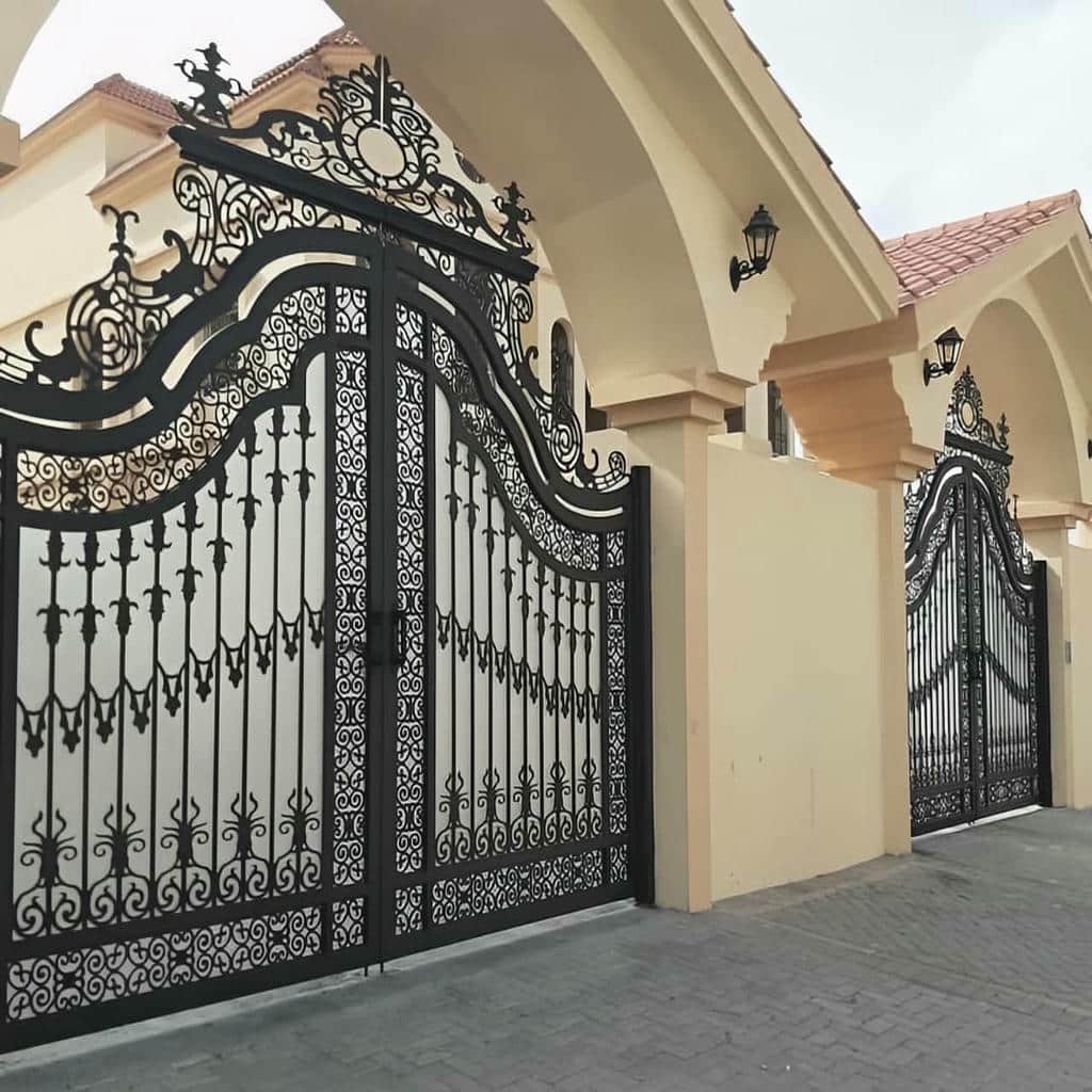 درب حیاط فلزی مشکی نصب شده در یزد