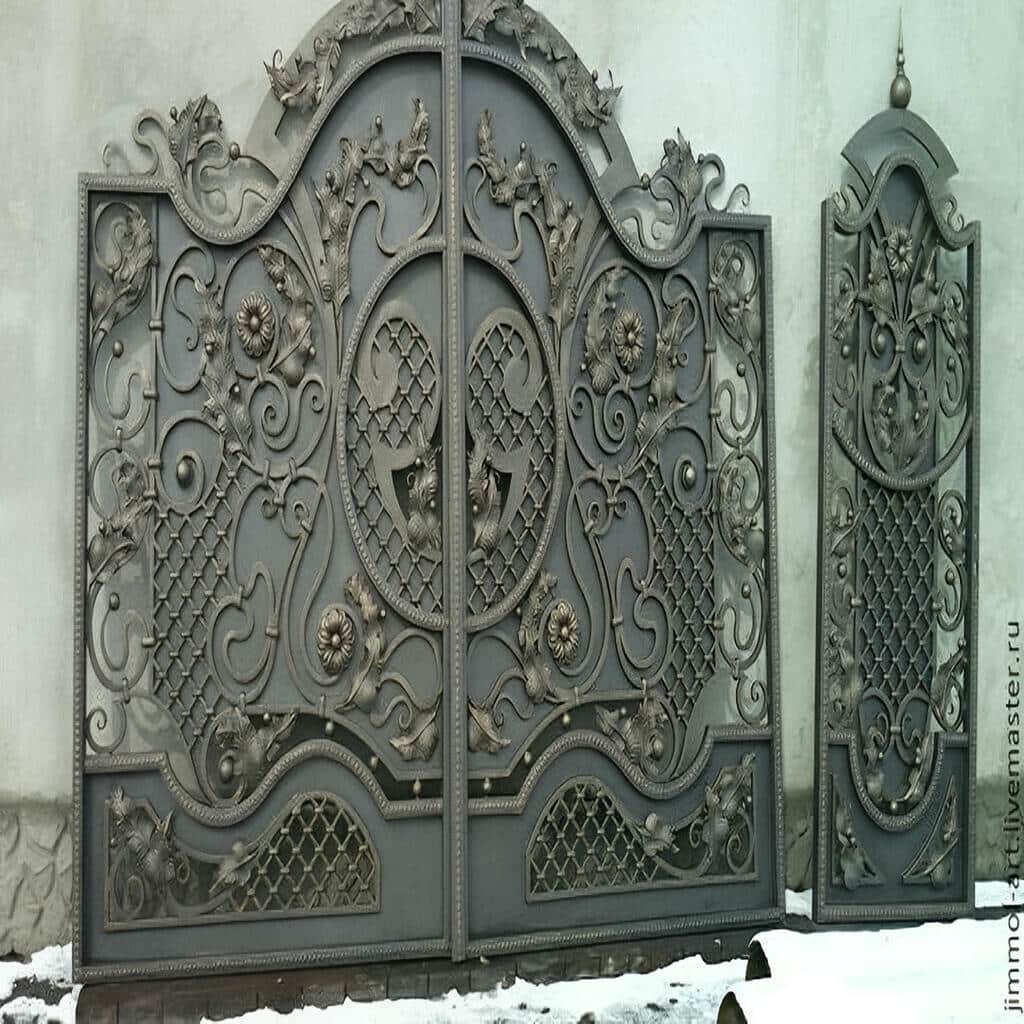 درب حیاط قهوه‌ای هماهنگ با نمای سنگی