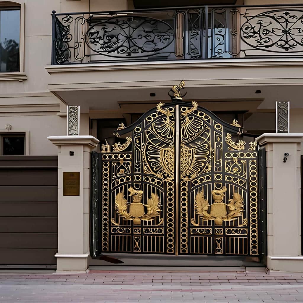 درب حیاط قهوه ای با یراق مشکی