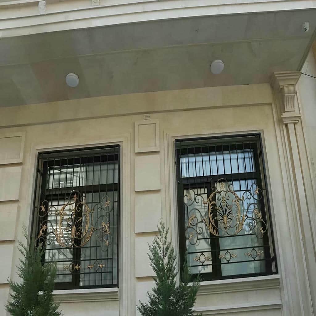 محافظ پنجره آهنی با خطوط افقی