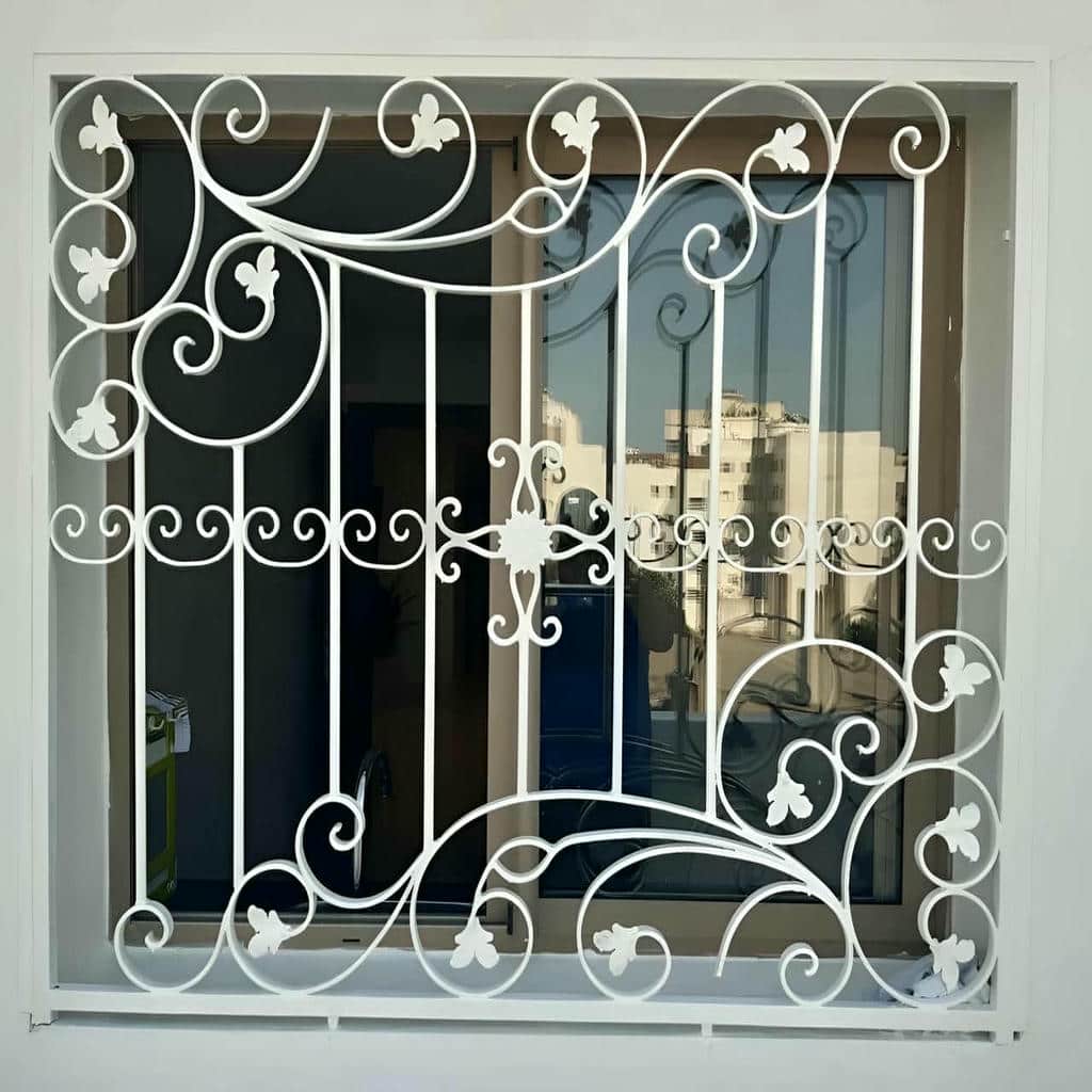 محافظ پنجره آهنی با خطوط عمودی