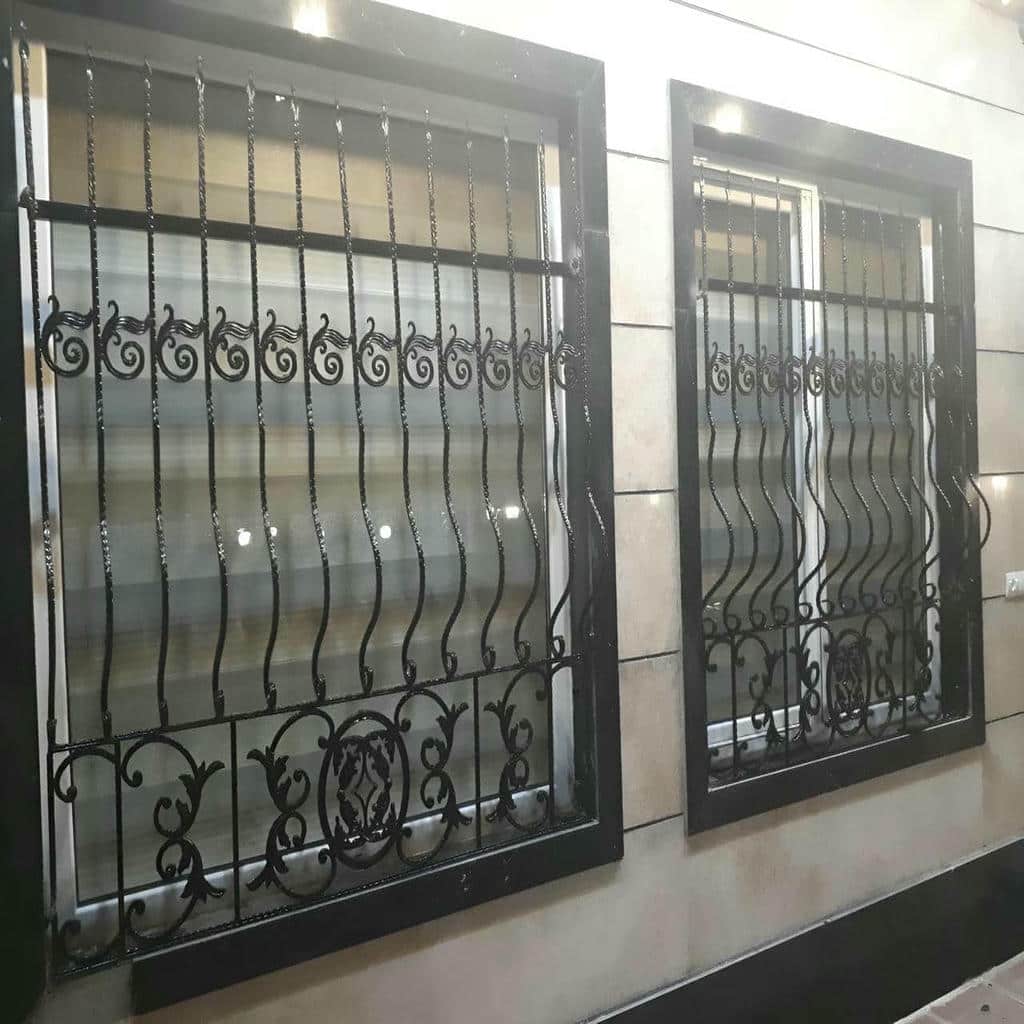محافظ پنجره آهنی با خطوط عمودی