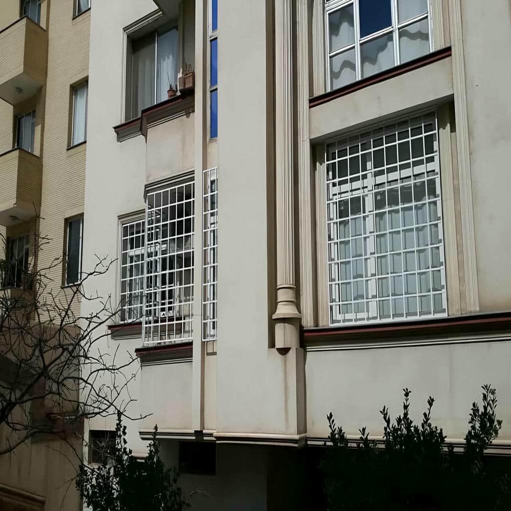 محافظ پنجره آهنی با گل فرفورژه