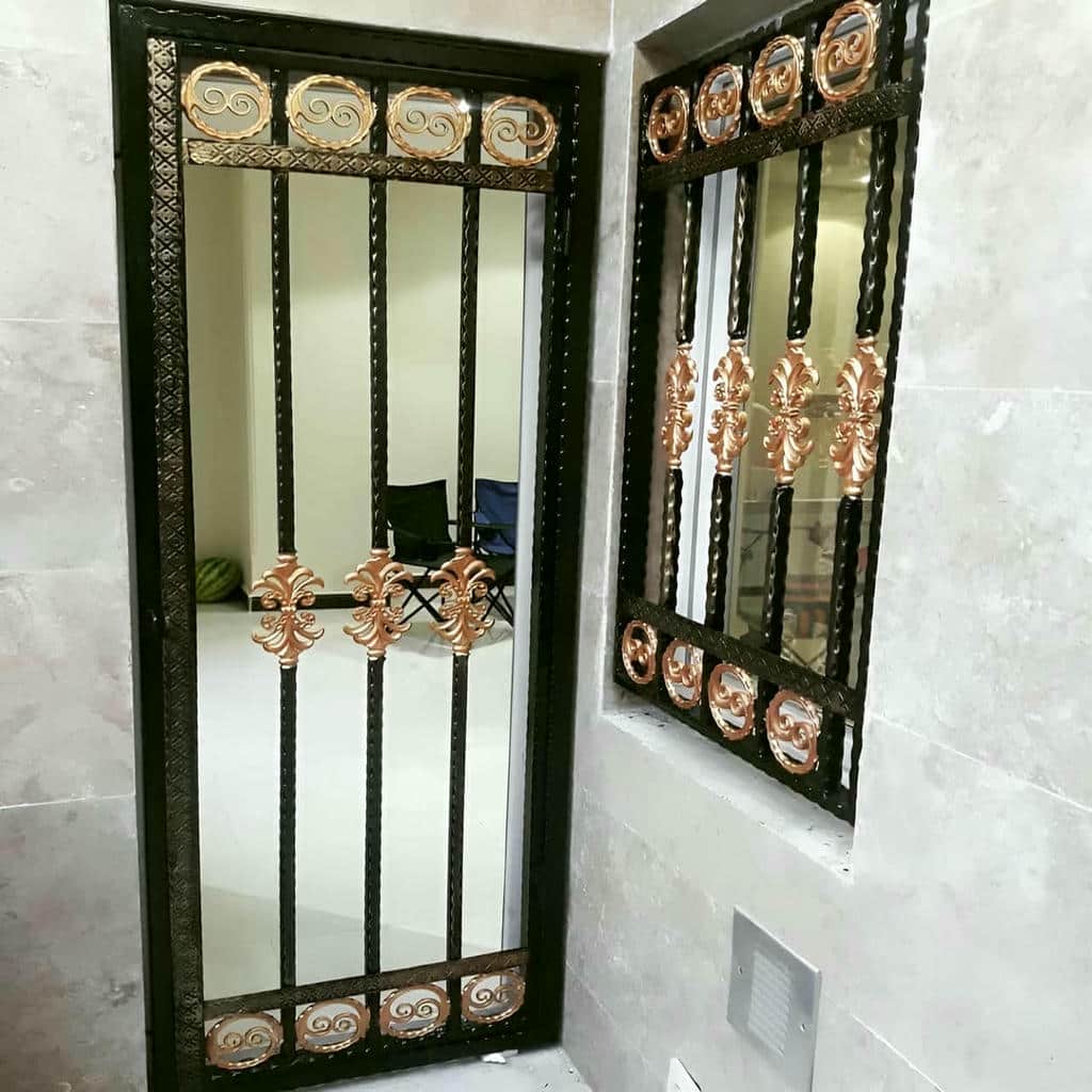 نرده پنجره سفید ساختمان مسکونی اردبیل