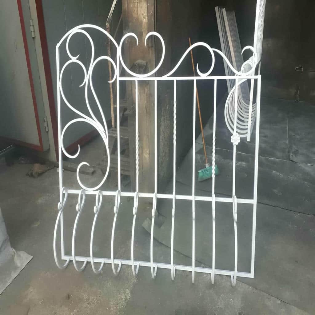 نرده پنجره سفید ساختمان مسکونی استان اردبیل