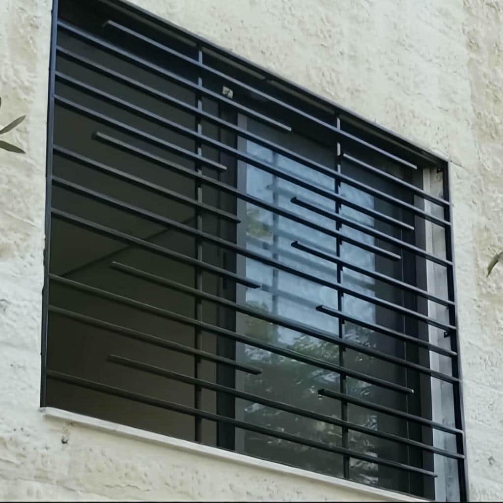 نرده پنجره سفید ساختمان مسکونی استان زنجان