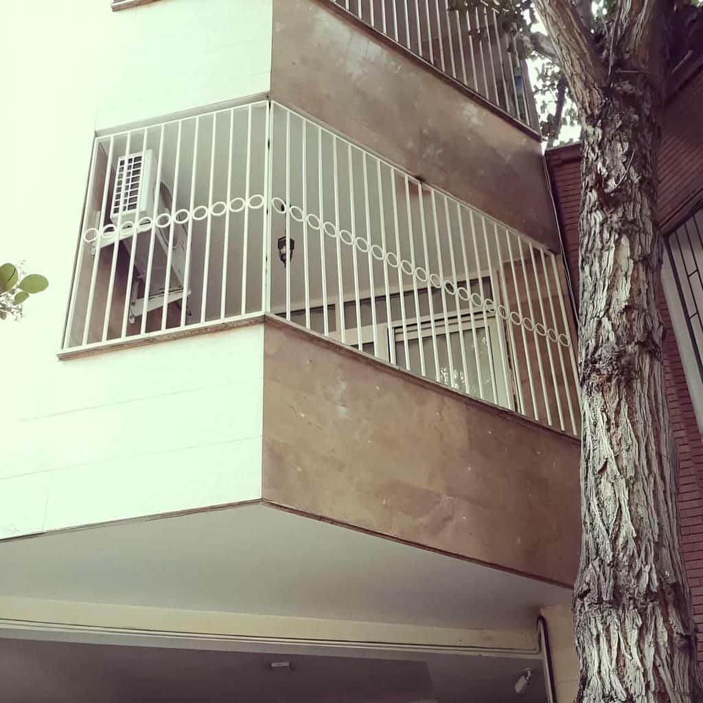 نرده پنجره سفید کلاسیک ساختمان شهرکرد
